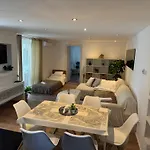 Apartment Juicy Private With Jacuzzi