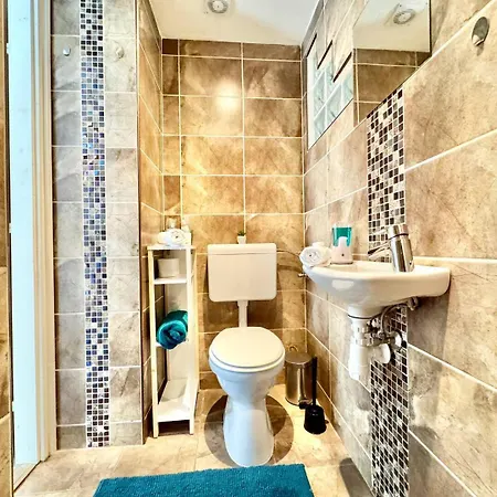 Апартаменты Juicy Private With Jacuzzi