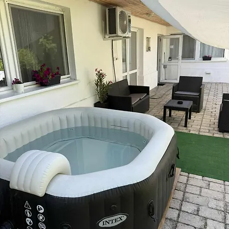 Lägenhet Juicy With Jacuzzi & Private Garden