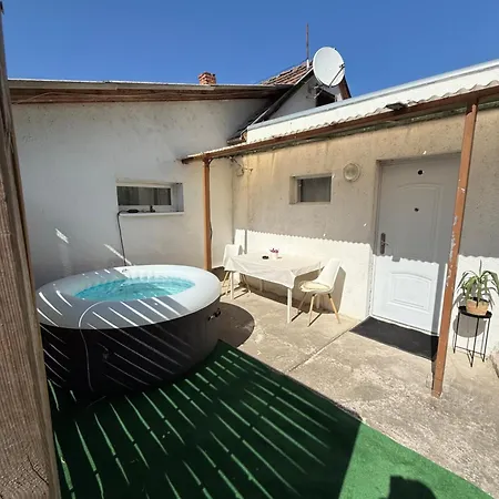 Διαμέρισμα Juicy Apartments With Jacuzzi & Private Garden *