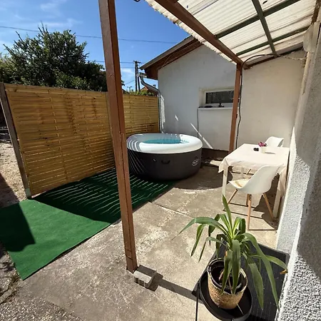 Juicy With Jacuzzi & Private Garden Lägenhet